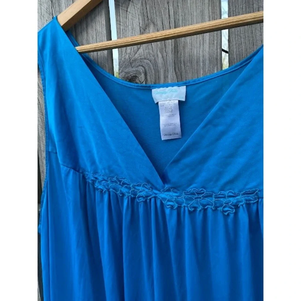 Vanity Fair Blue Sleeveless Embroidered V-Neck Nightgown 2XL 30-307 (flaws) - Picture 2 of 8